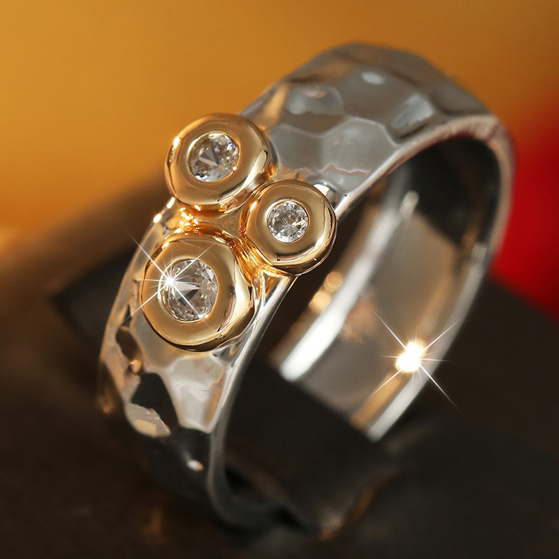 Women's Two-color Hammer Pattern Ring with Synthetic Zirconia